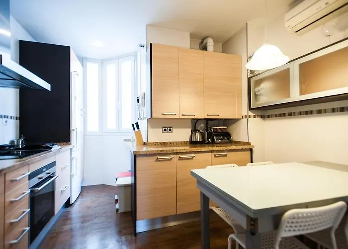 Amplio Piso En Nervion, Excelente Zona De La Ciudad. アパート *