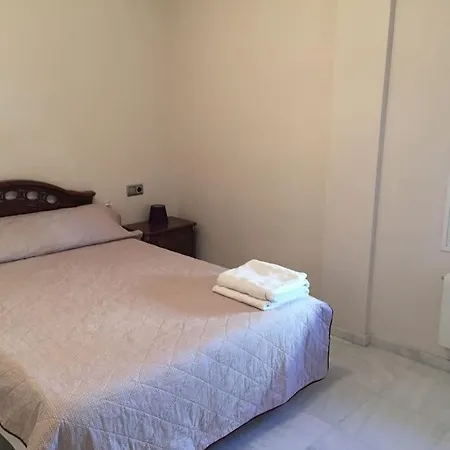 Amplio Piso En Nervion, Excelente Zona De La Ciudad.