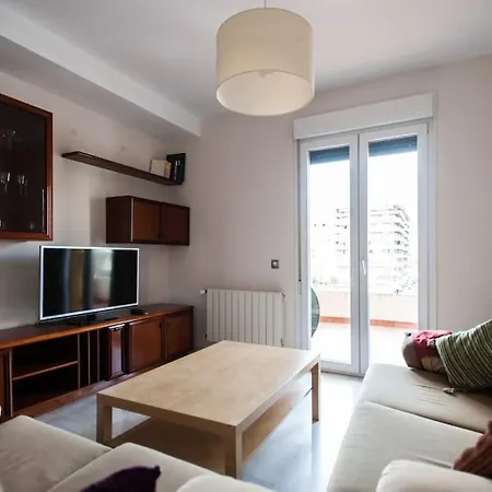 Amplio Piso En Nervion, Excelente Zona De La Ciudad. Apartamento