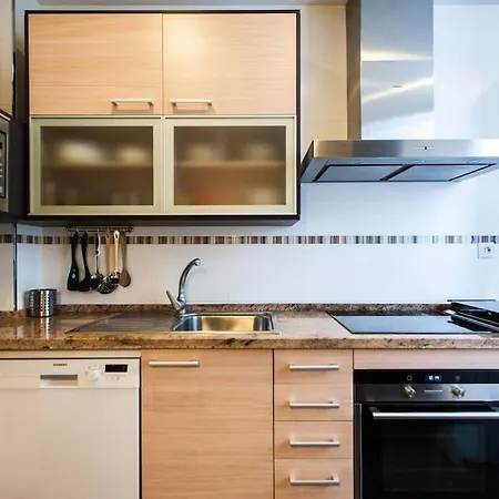Amplio Piso En Nervion, Excelente Zona De La Ciudad. Apartamento *